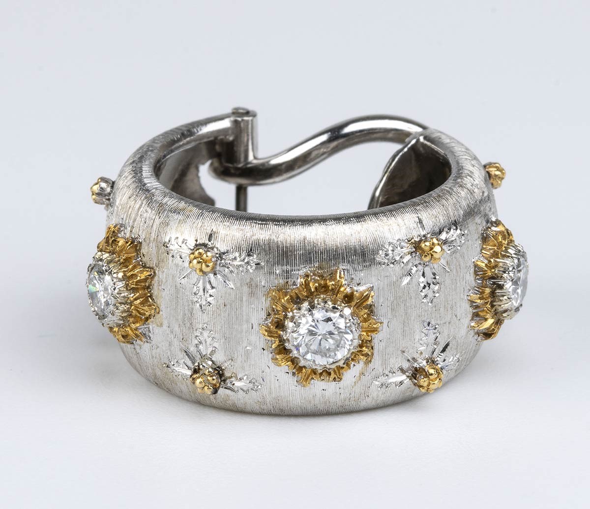 MARIO BUCCELLATI: bracciale a fascia rigida e paio di orecchini in oro e diamanti