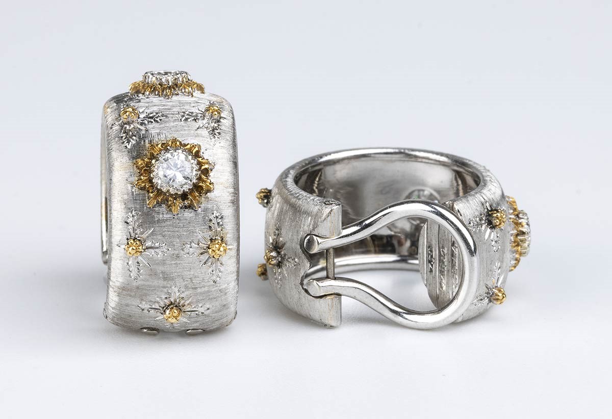MARIO BUCCELLATI: bracciale a fascia rigida e paio di orecchini in oro e diamanti
