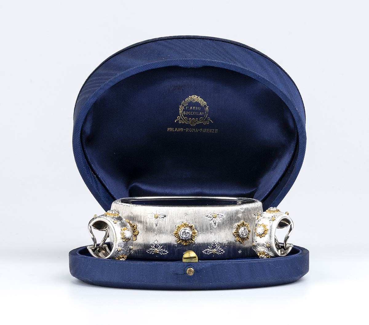 MARIO BUCCELLATI: bracciale a fascia rigida e paio di orecchini in oro e diamanti