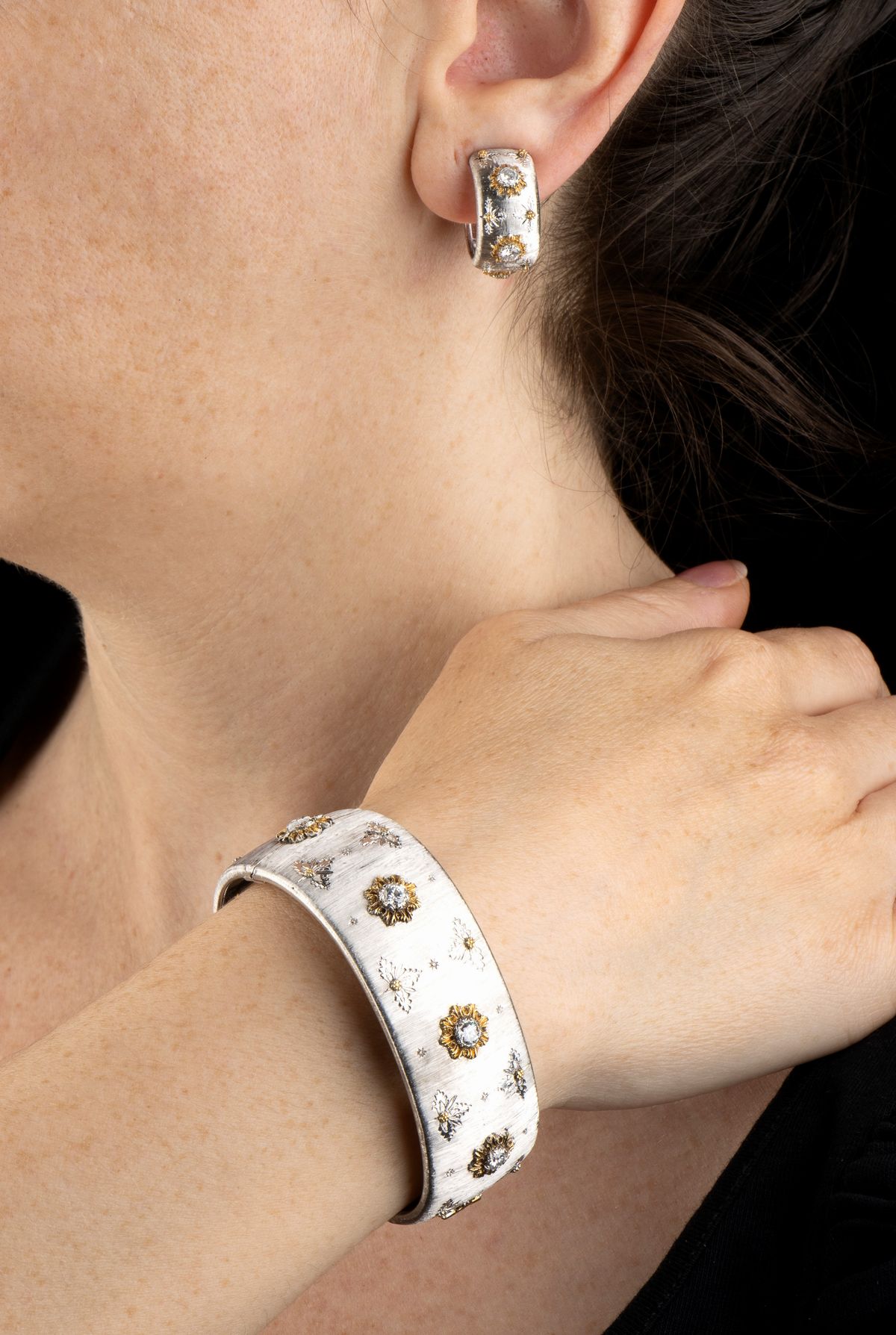 MARIO BUCCELLATI: bracciale a fascia rigida e paio di orecchini in oro e diamanti
