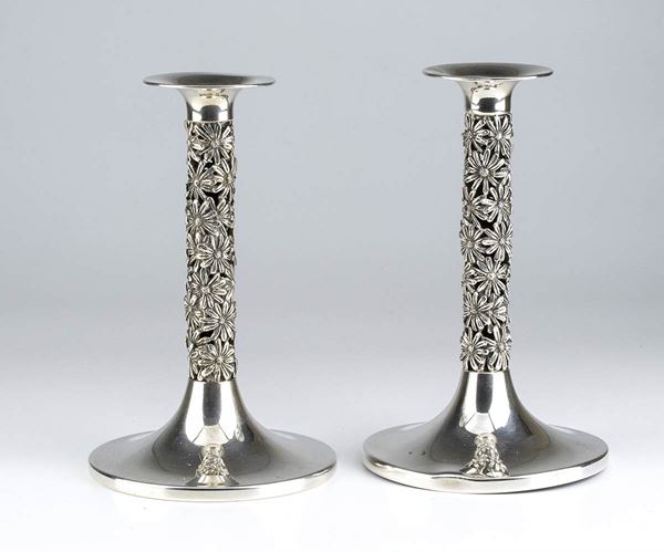 Coppia di candelieri italiani in argento - XX secolo, argentiere GIOVANNI RASPINI