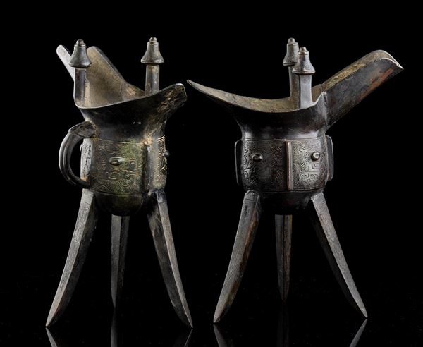A PAIR OF ARCHAISTIC BRONZE EWERS, JUE