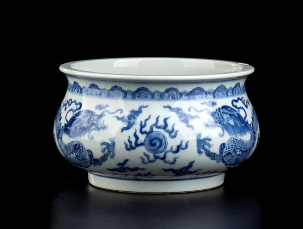 A 'BLUE AND WHITE' PORCELAIN BASIN