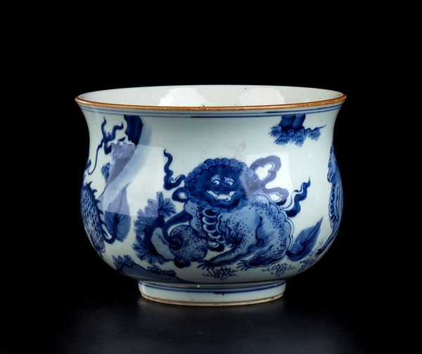 A 'BLUE AND WHITE' PORCELAIN VESSEL
