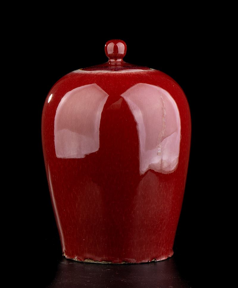 GIARA CON COPERCHIO IN PORCELLANA CON INVETRIATURA 'SANGUE DI BUE'