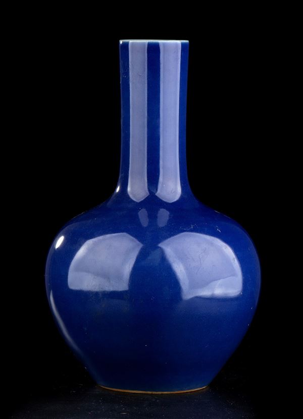 A BLUE GLAZED PORCELAIN BOTTLE VASE   - Auction Asian and Tribal Art - Bertolami Fine Art - Casa d'Aste