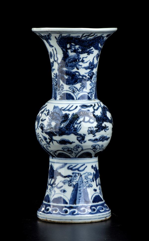 A 'BLUE AND WHITE' PORCELAIN BALUSTER VASE  - Auction Asian and Tribal Art - Bertolami Fine Art - Casa d'Aste